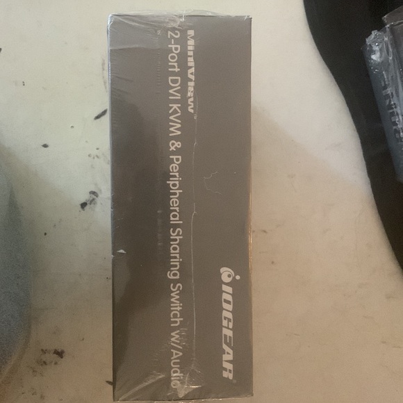 IOGEAR 2-Port DVI KVMP Switch with Audio and Cables, GCS1762 - Picture 4 of 7